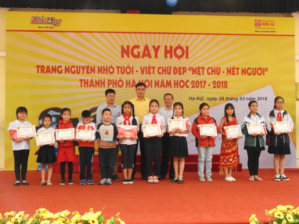 hoc sinh ha noi hao hung trong ngay hoi trang nguyen nho tuoi nam hoc 2017 2018