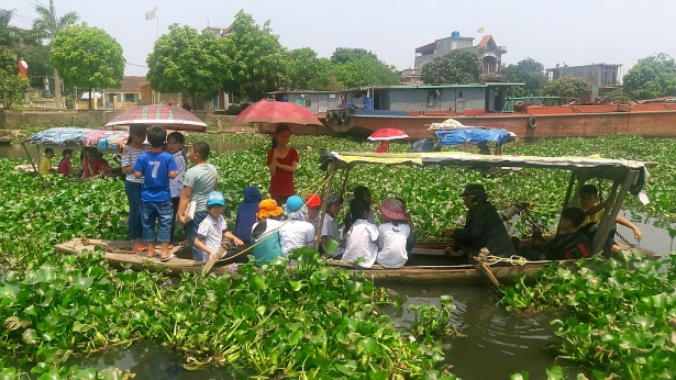 Chùm ảnh: Hàng trăm học sinh vượt sông đi học trên những con đò cũ nát chum anh hang tram hoc sinh vuot song di hoc tren nhung con do cu nat