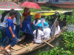 Thông tin bất ngờ vụ học sinh phải vượt sông bằng đò cũ nát