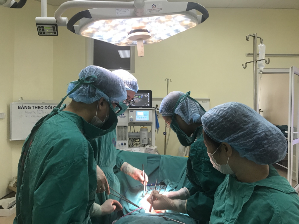 benh nhan 54 tuoi duoc phau thuat thanh cong khoi u nang 7kg o co tu cung