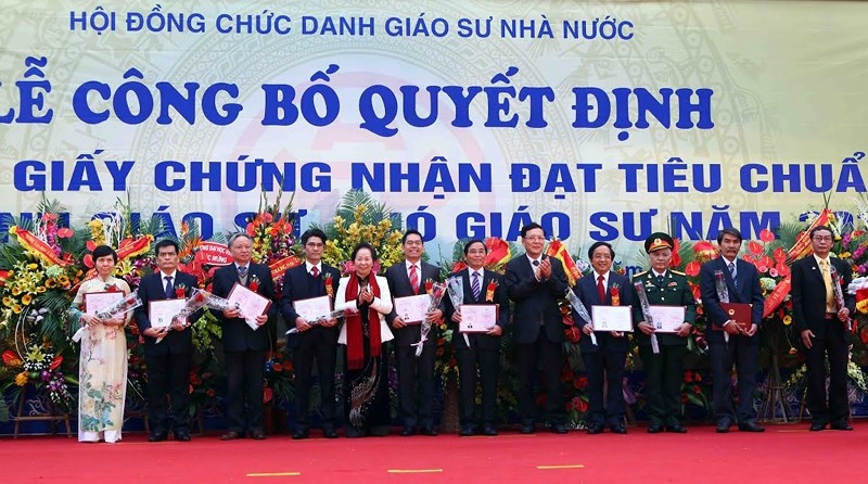 sau ra soat them 41 nguoi truot chuc danh giao su pho giao su