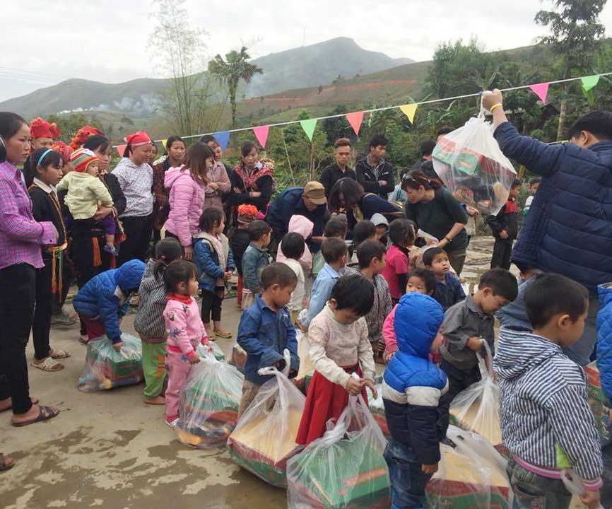 nhung mon qua nghia tinh xua tan gia lanh cho hoc sinh vung cao lao cai