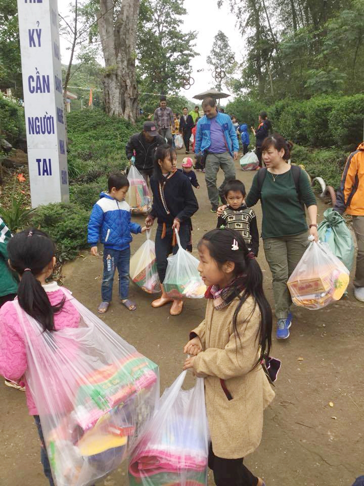 nhung mon qua nghia tinh xua tan gia lanh cho hoc sinh vung cao lao cai