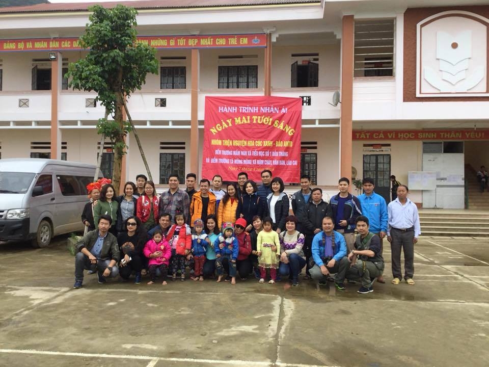nhung mon qua nghia tinh xua tan gia lanh cho hoc sinh vung cao lao cai