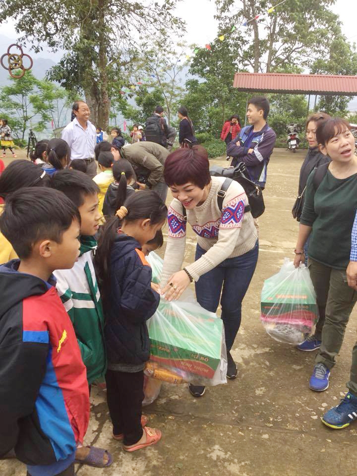 nhung mon qua nghia tinh xua tan gia lanh cho hoc sinh vung cao lao cai