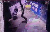 Xe tải phóng như bay cán nát xe máy, một cháu bé nguy kịch