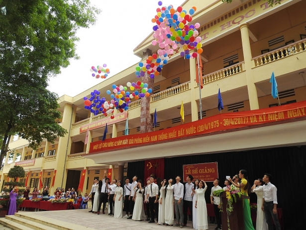 Nữ sinh lớp 12 duyên dáng cùng sắc sen hồng trong lễ bế giảng nu sinh lop 12 duyen dang cung sac sen hong trong le be giang