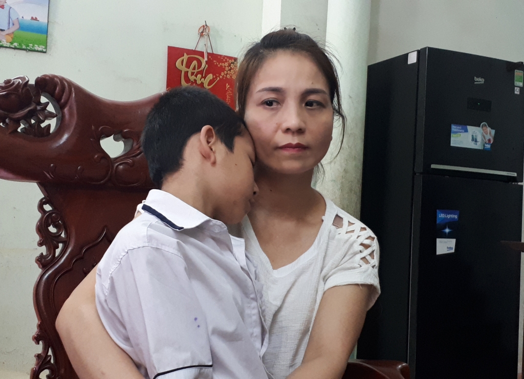 vu co giao danh hoc sinh lop 1 tim nguoi gia dinh dang can nhac viec chuyen truong cho chau be