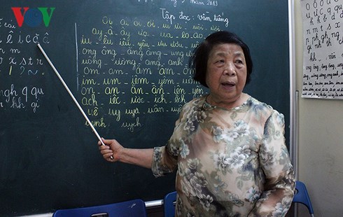 lop hoc da cap cua co giao gia 75 tuoi giua long ha noi