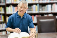 hieu truong cu se ky bang tot nghiep cho sinh vien truong dh hoa sen