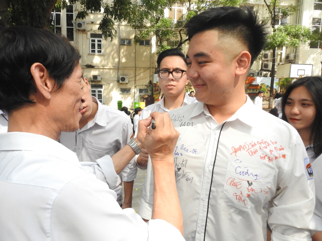 'Muôn sắc thái' của học trò Trường THPT Việt Đức trong ngày chia tay muon sac thai cua hoc tro truong thpt viet duc trong ngay chia tay