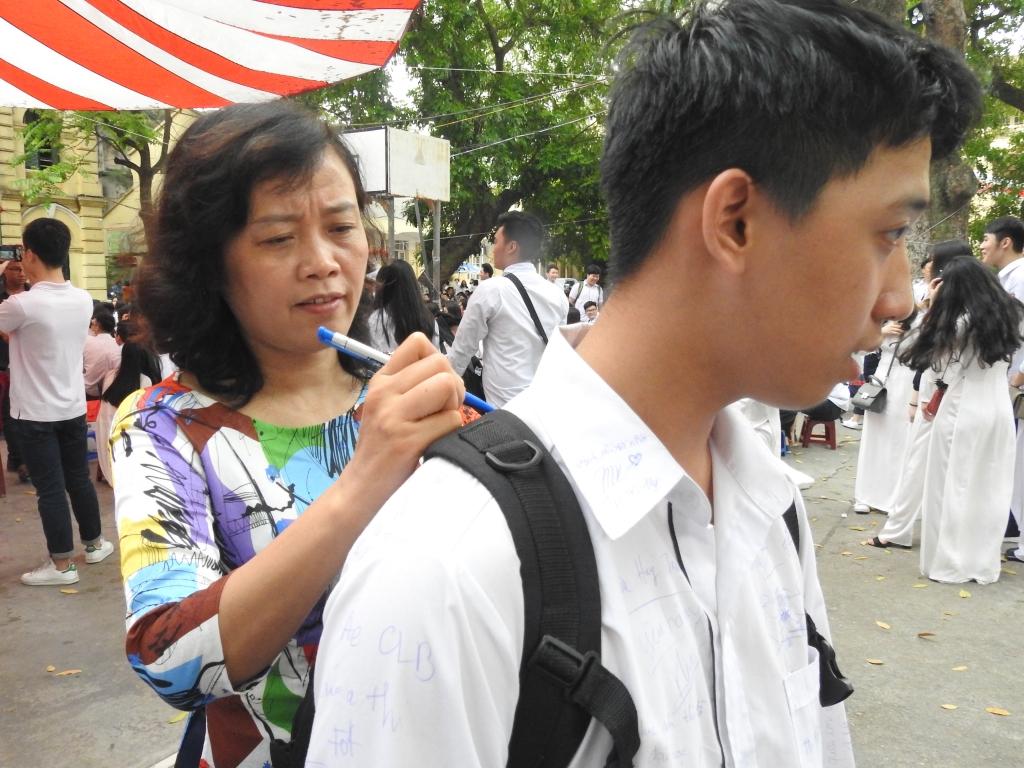 muon sac thai cua hoc tro truong thpt viet duc trong ngay chia tay