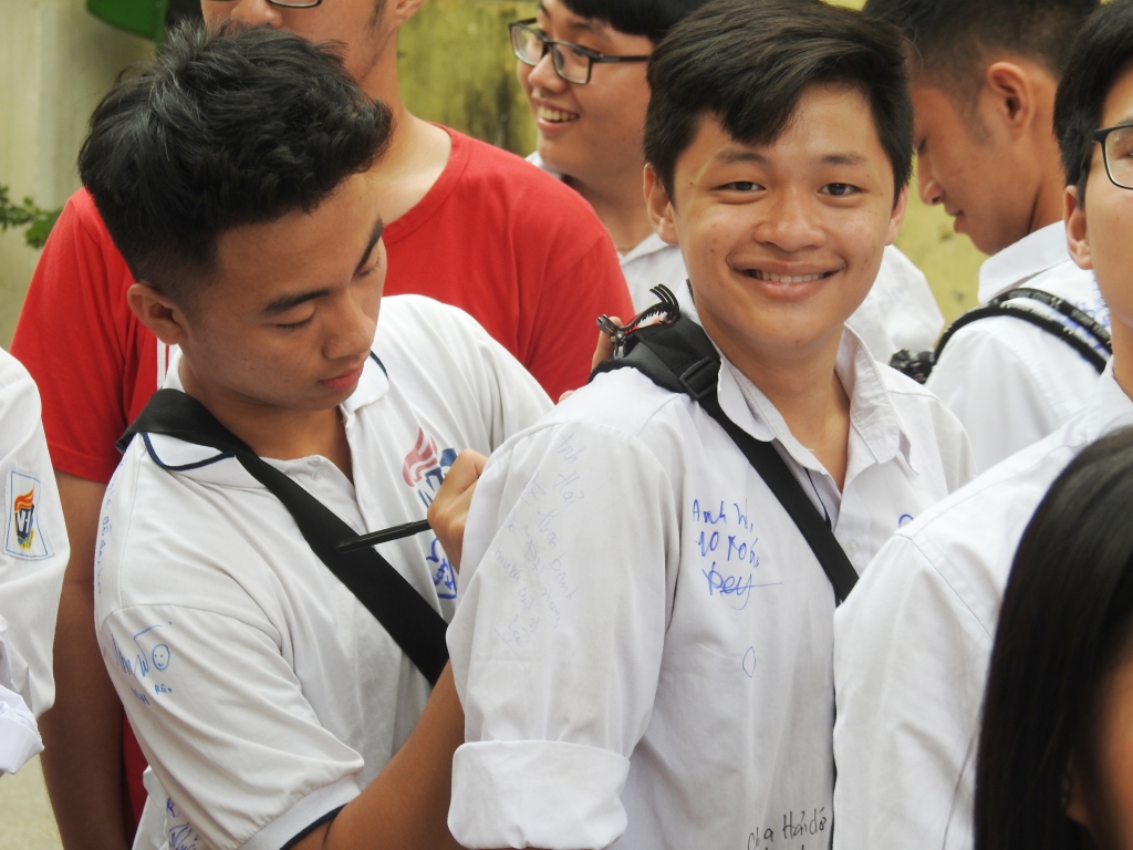 muon sac thai cua hoc tro truong thpt viet duc trong ngay chia tay