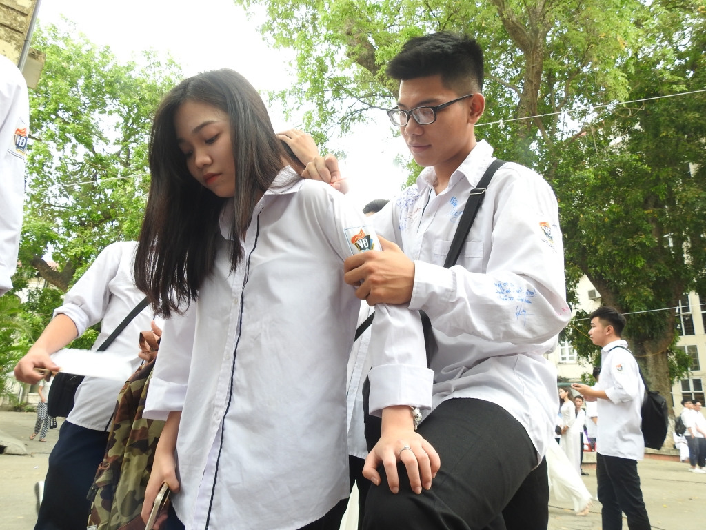 muon sac thai cua hoc tro truong thpt viet duc trong ngay chia tay