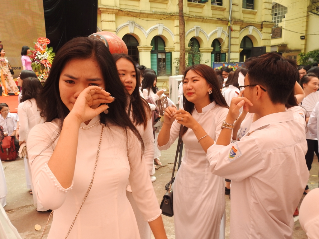 muon sac thai cua hoc tro truong thpt viet duc trong ngay chia tay
