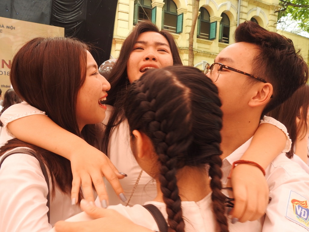 'Muôn sắc thái' của học trò Trường THPT Việt Đức trong ngày chia tay muon sac thai cua hoc tro truong thpt viet duc trong ngay chia tay