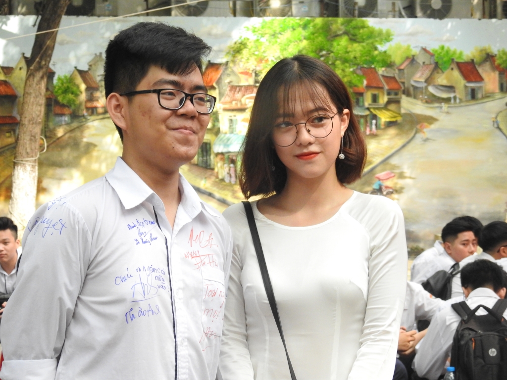 muon sac thai cua hoc tro truong thpt viet duc trong ngay chia tay