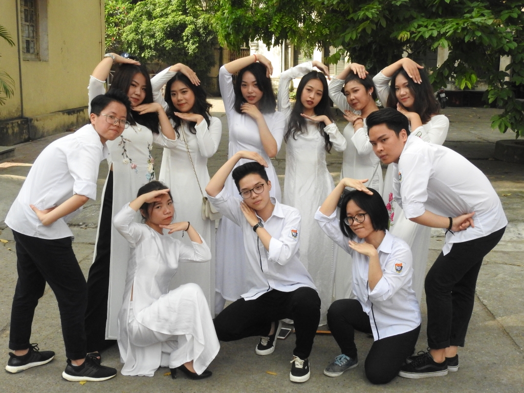 'Muôn sắc thái' của học trò Trường THPT Việt Đức trong ngày chia tay muon sac thai cua hoc tro truong thpt viet duc trong ngay chia tay