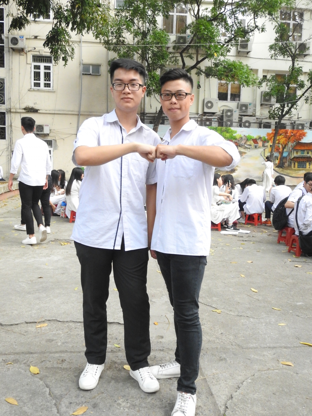 muon sac thai cua hoc tro truong thpt viet duc trong ngay chia tay