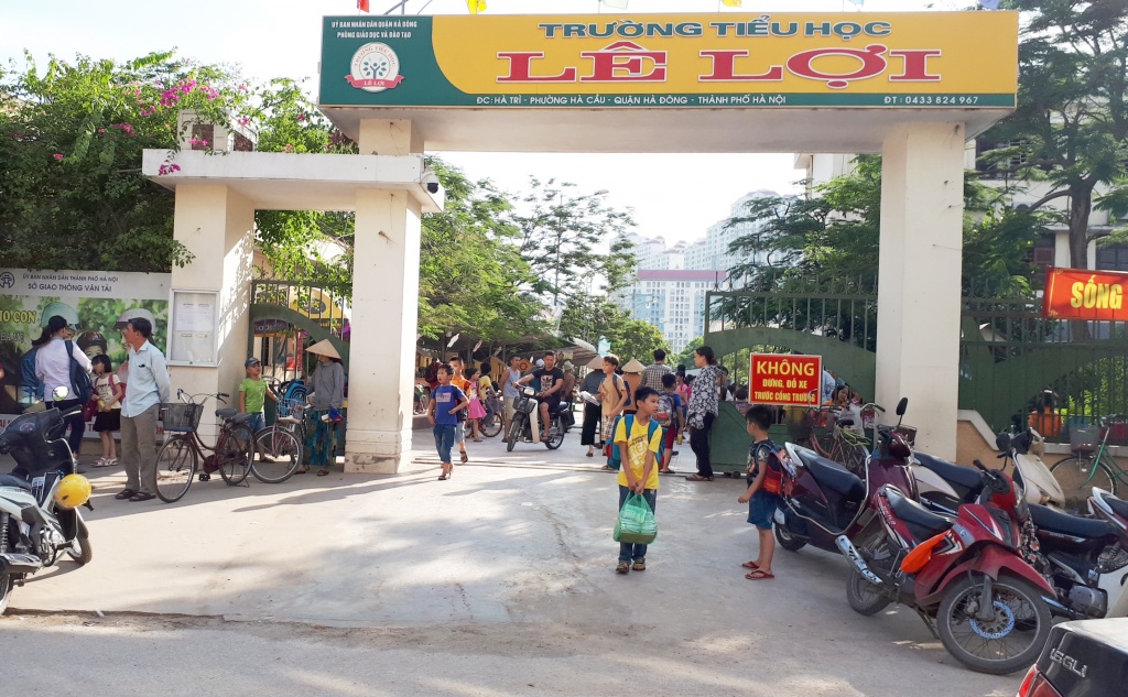 bac bao ve bat tay chao buoi sang tung hoc sinh khien nhieu nguoi xuc dong