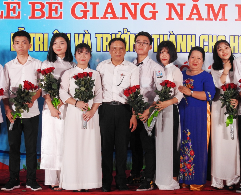 Nữ sinh Trường THPT Hoài Đức B đẹp rạng ngời trong lễ tri ân và trưởng thành lớp 12 nu sinh truong thpt hoai duc b dep rang ngoi trong le tri an va truong thanh lop 12