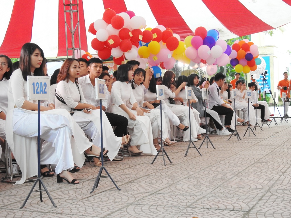 nu sinh truong thpt hoai duc b dep rang ngoi trong le tri an va truong thanh lop 12