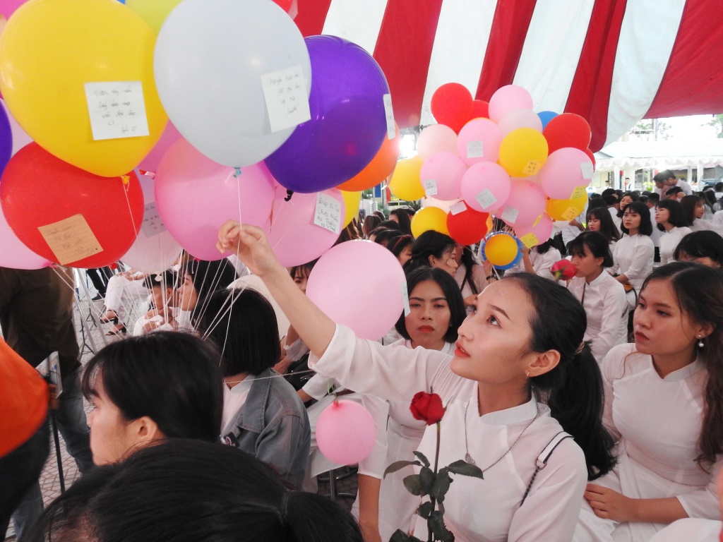 Nữ sinh Trường THPT Hoài Đức B đẹp rạng ngời trong lễ tri ân và trưởng thành lớp 12 nu sinh truong thpt hoai duc b dep rang ngoi trong le tri an va truong thanh lop 12