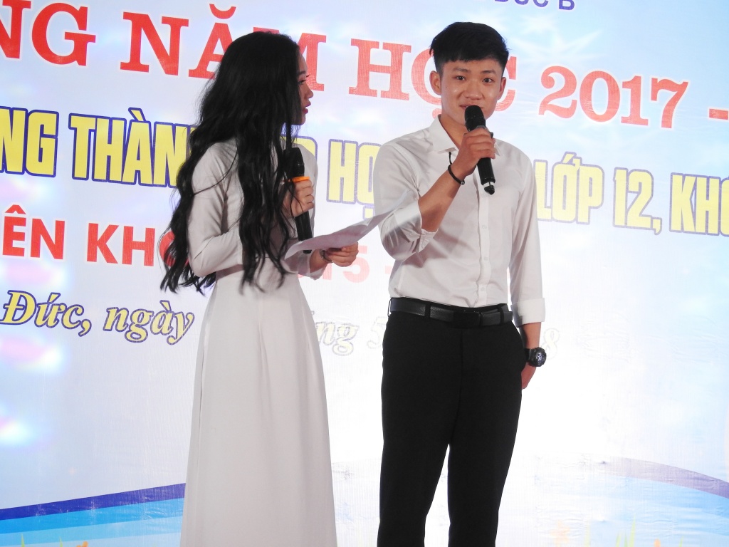 nu sinh truong thpt hoai duc b dep rang ngoi trong le tri an va truong thanh lop 12