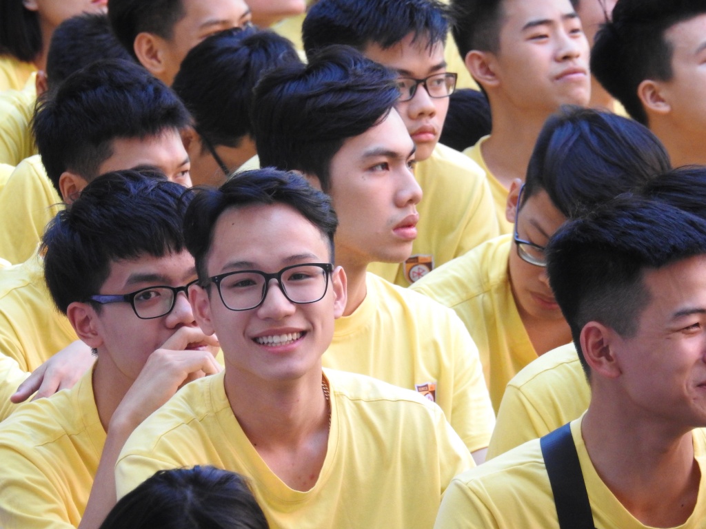 ve dep binh di cua hoc sinh truong thpt nguyen binh khiem trong ngay chia tay