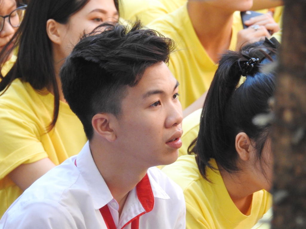 ve dep binh di cua hoc sinh truong thpt nguyen binh khiem trong ngay chia tay