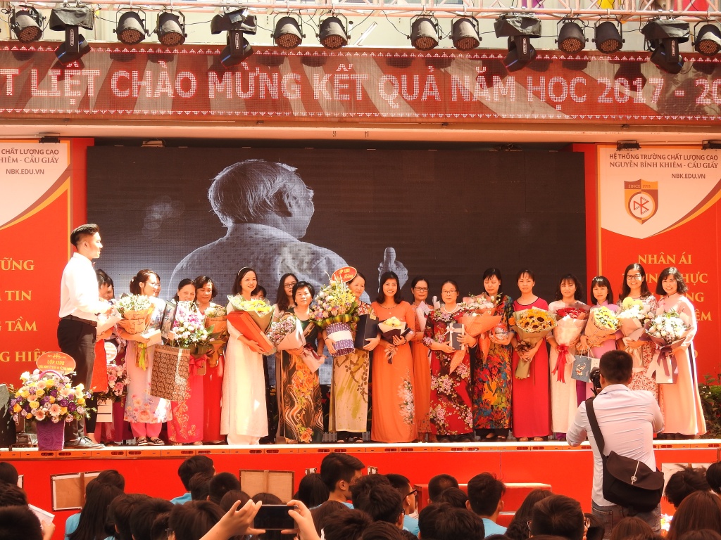 ve dep binh di cua hoc sinh truong thpt nguyen binh khiem trong ngay chia tay