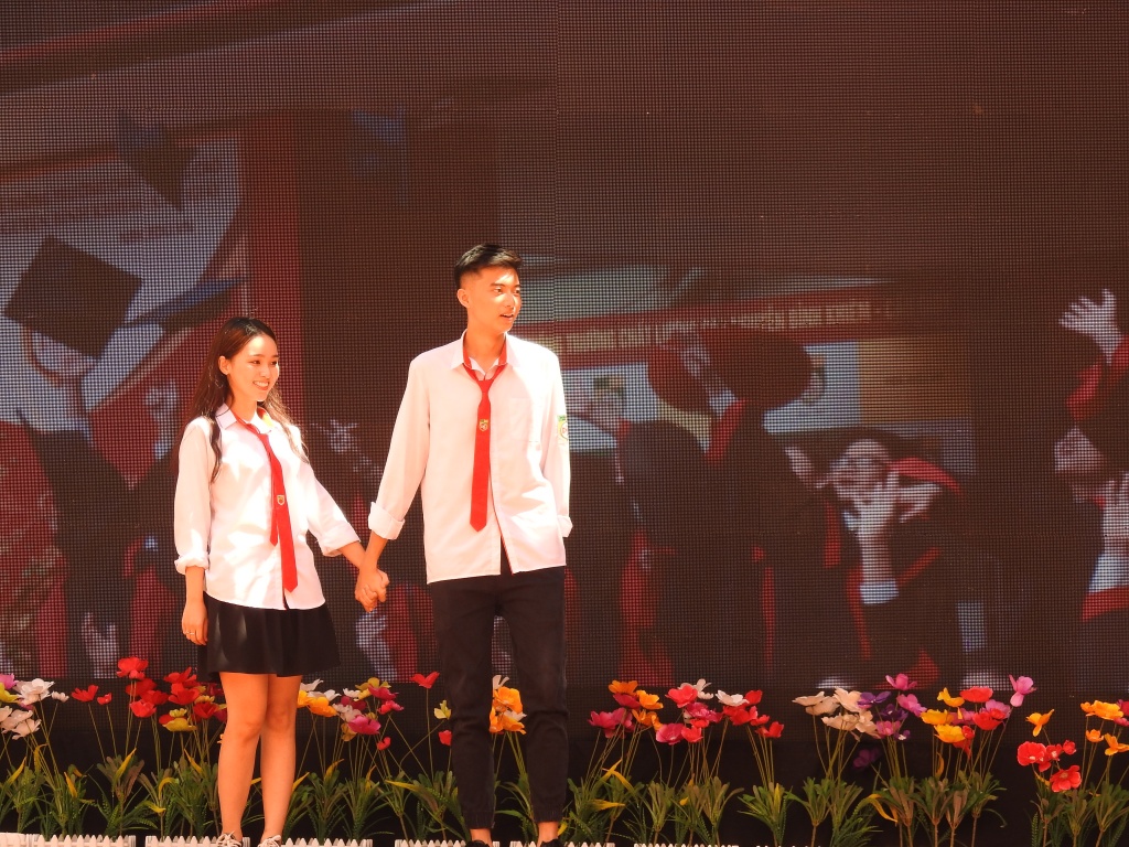 ve dep binh di cua hoc sinh truong thpt nguyen binh khiem trong ngay chia tay