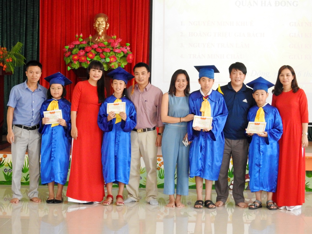 co hieu truong thuoc gan het ten hoc sinh lop 5 tai le chia tay ra truong