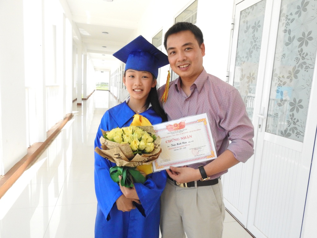 co hieu truong thuoc gan het ten hoc sinh lop 5 tai le chia tay ra truong
