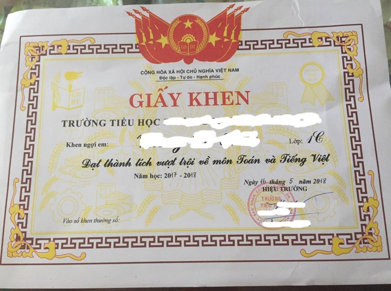 me buc xuc vi con hoc gioi nhat lop 1 chi duoc nhan giay khen tung mat
