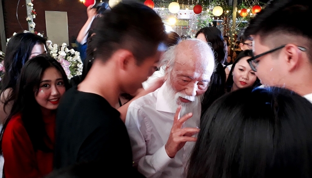 PGS Văn Như Cương: 'Tình yêu thương sẽ giúp các em vượt qua thử thách' pgs van nhu cuong tinh yeu thuong se giup cac em vuot qua thu thach