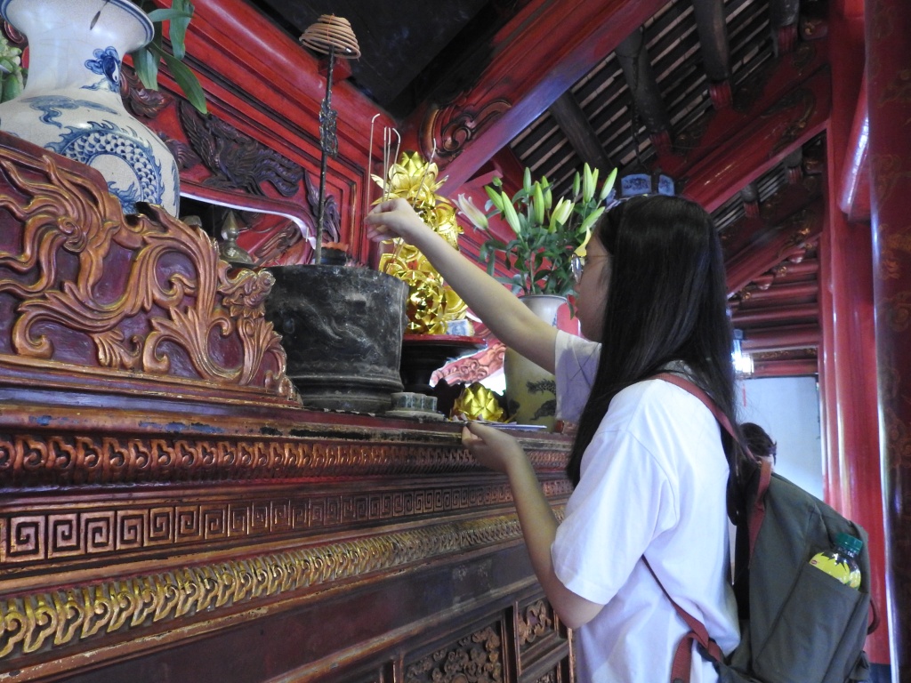 sat ngay thi vao lop 10 hoc sinh ha thanh ru nhau di le cau may o van mieu