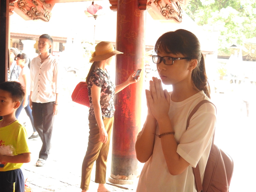 sat ngay thi vao lop 10 hoc sinh ha thanh ru nhau di le cau may o van mieu