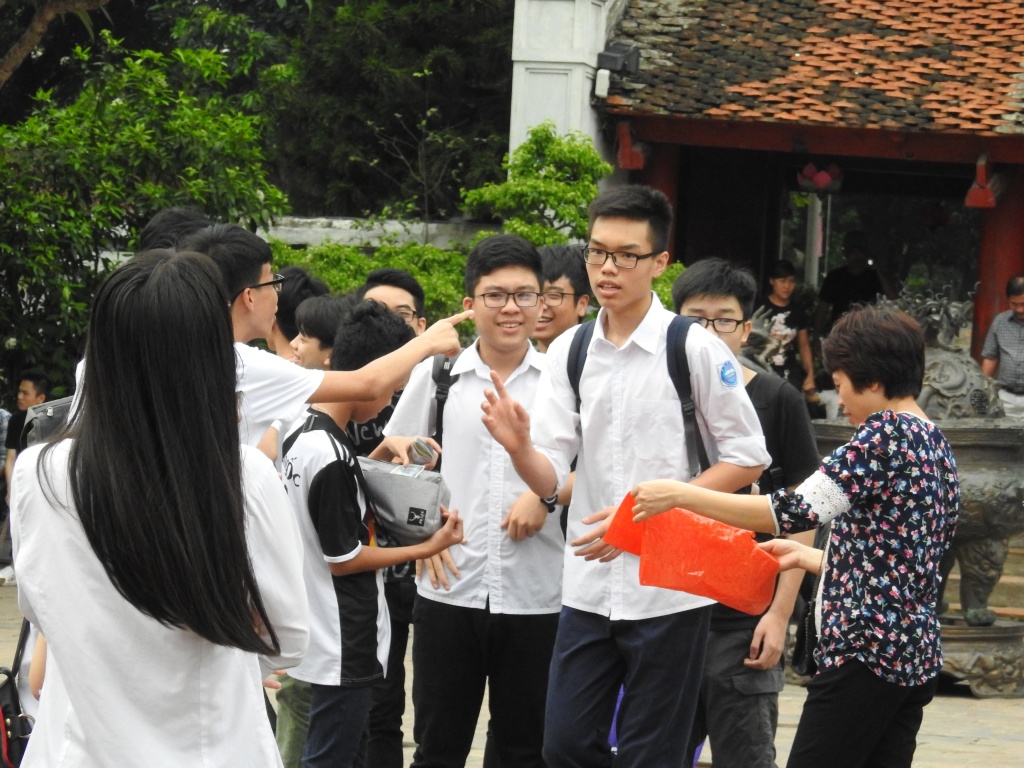 sat ngay thi vao lop 10 hoc sinh ha thanh ru nhau di le cau may o van mieu