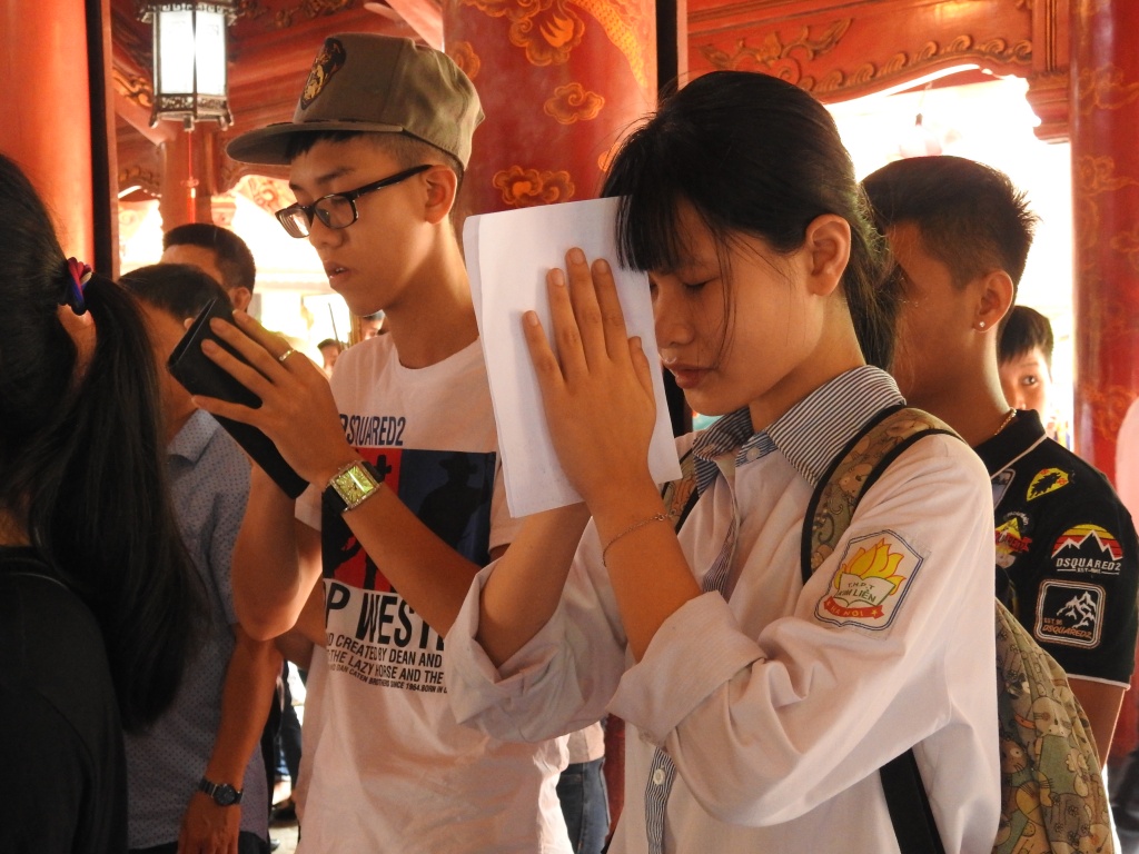 Sát ngày thi vào lớp 10, học sinh Hà Thành rủ nhau tới Văn Miếu cầu may sat ngay thi vao lop 10 hoc sinh ha thanh ru nhau di le cau may o van mieu