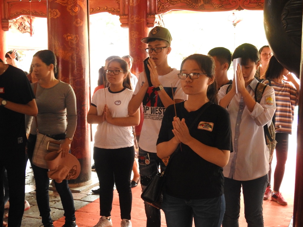 sat ngay thi vao lop 10 hoc sinh ha thanh ru nhau di le cau may o van mieu