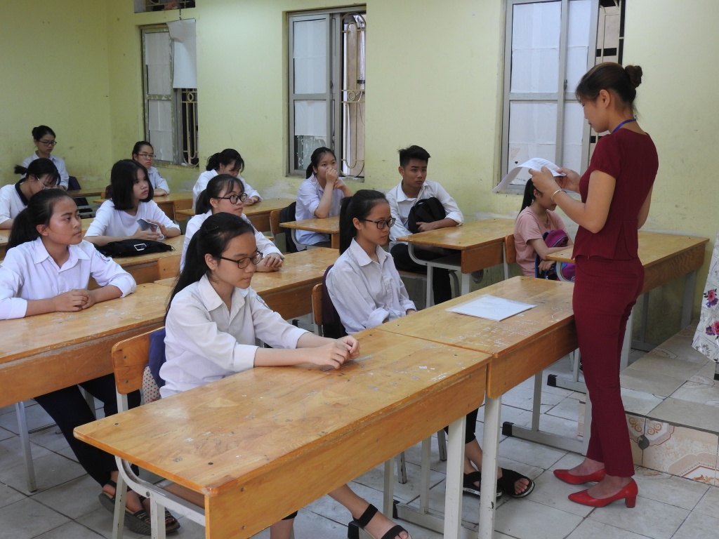 Sở GD&ĐT Hà Nội nói về thông tin đề Ngữ văn thi vào lớp 10 bị 'lọt' ra ngoài Sáng 7/6, hơn 94.000 thí sinh đã hoàn thành bài thi môn Ngữ văn thi vào lớp 10 năm 2018 tại Hà Nội. Ảnh: Đình Tuệ.