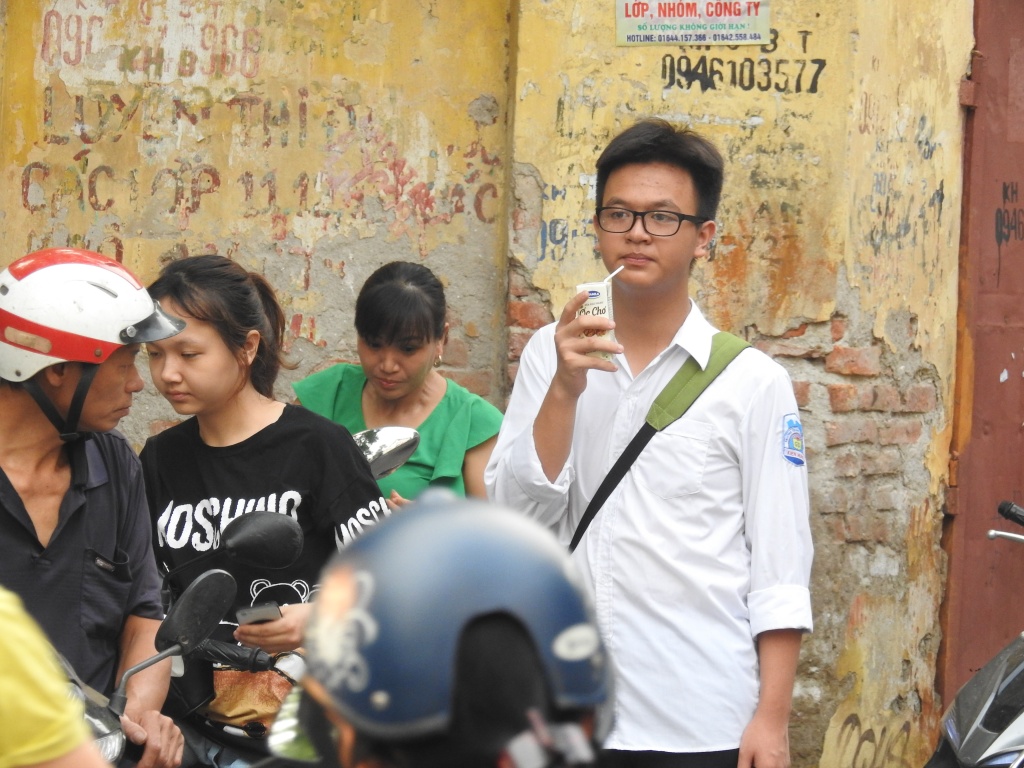 Thi vào lớp 10 Hà Nội: Thí sinh ăn vội gói xôi, tranh thủ ôn lại bài trước khi vào phòng thi thi vao lop 10 thi sinh an voi goi xoi tranh thu on lai bai truoc khi vao phong thi