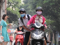Thi vào lớp 10 Hà Nội: Thí sinh ăn vội gói xôi, tranh thủ ôn lại bài trước khi vào phòng thi