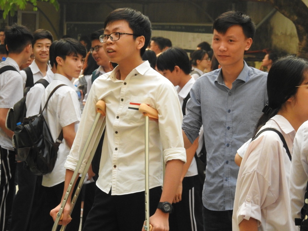 bi liet hai chan gan ky thi nam sinh kien quyet roi benh vien chong nang di thi vao lop 10