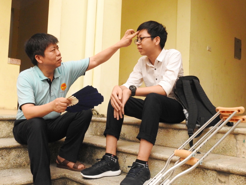 bi liet hai chan gan ky thi nam sinh kien quyet roi benh vien chong nang di thi vao lop 10