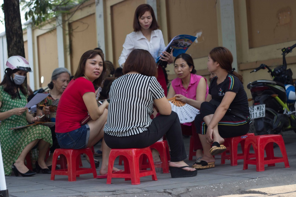Đề Ngữ văn thi vào lớp 10 bị 'lọt' ra ngoài có ảnh hưởng đến bài thi của thí sinh? Nhiều phụ huynh truyền tay nhau đề Ngữ văn đọc được trên mạng xã hội sáng nay. Ảnh: Nguyễn Hằng.