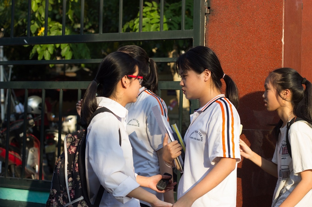 undefined Các thí sinh trao đổi bài sau khi kết thúc thời gian thi Toán chiều nay, 7/6. Ảnh: Nguyễn Hằng.