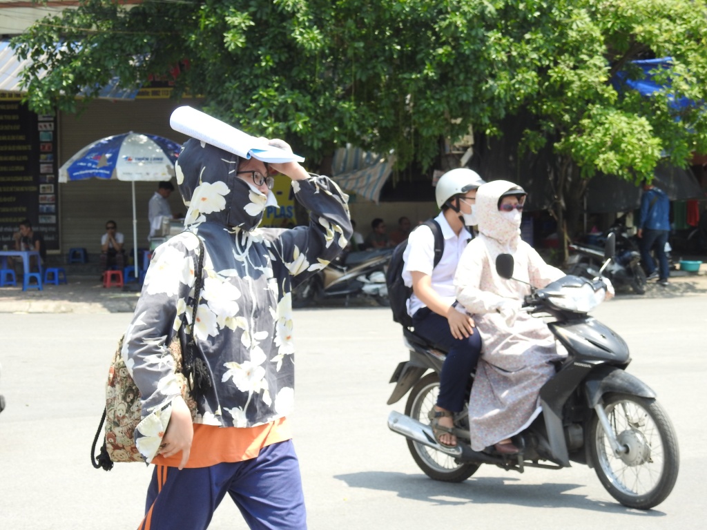 Thí sinh 'cưỡi' xế hộp, hóa 'Ninja' để tránh nắng đi thi vào lớp 10 ở Hà Nội thi sinh cuoi xe hop hoa ninja de tranh nang di thi mon chuyen vao lop 10 o ha noi