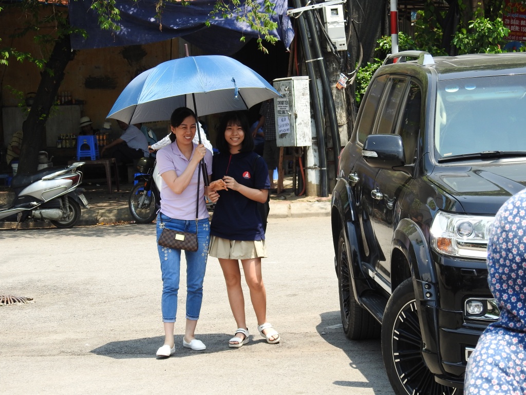 thi sinh cuoi xe hop hoa ninja de tranh nang di thi mon chuyen vao lop 10 o ha noi